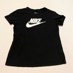 Nike Women's Black Tee Shirt Size Medium T-shirt